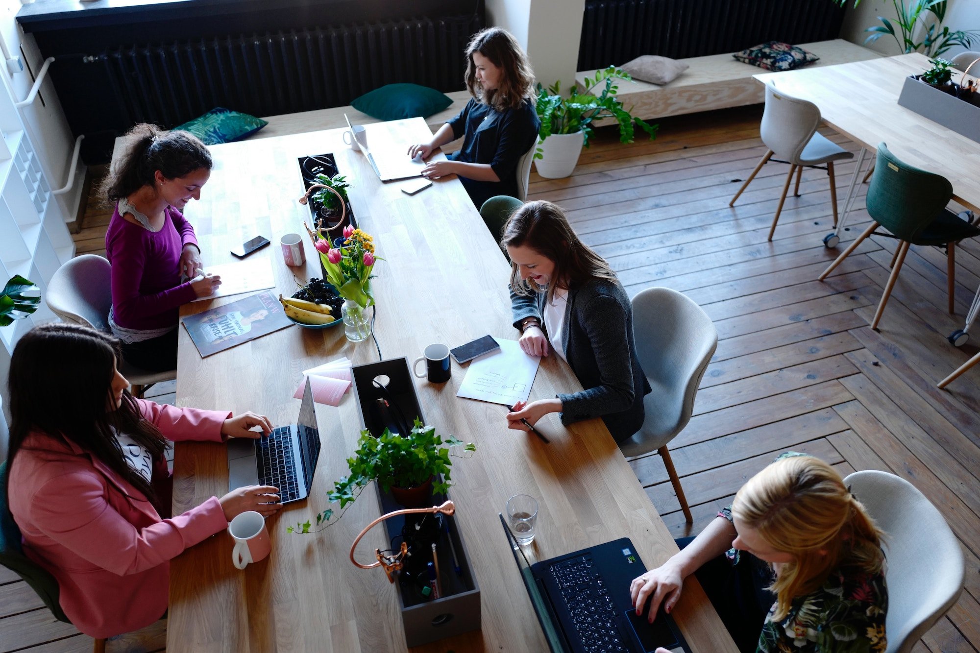 women-working-in-the-office-on-computers